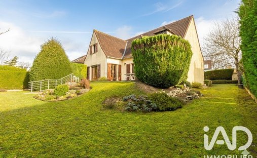 House in Maule, Ile-de-France, France 1
