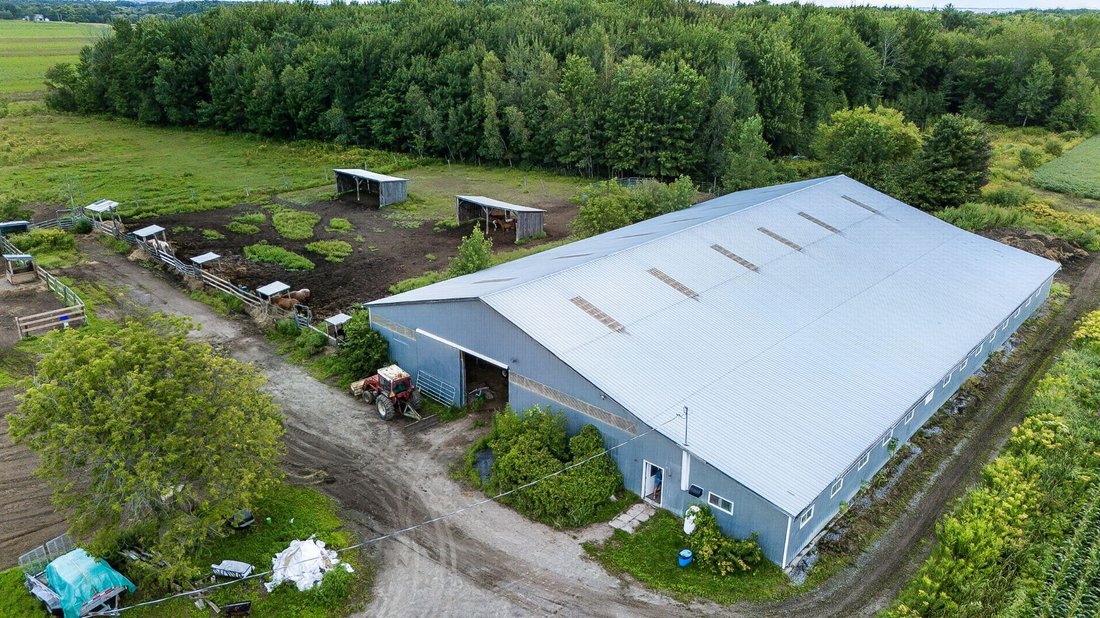 Farm Ranch in Saint-Liguori, Quebec, Canada 2 - 18701701
