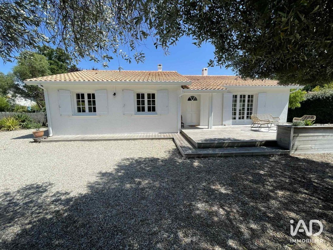 House in Soulac-sur-Mer, Nouvelle-Aquitaine, France 1 - 18703005