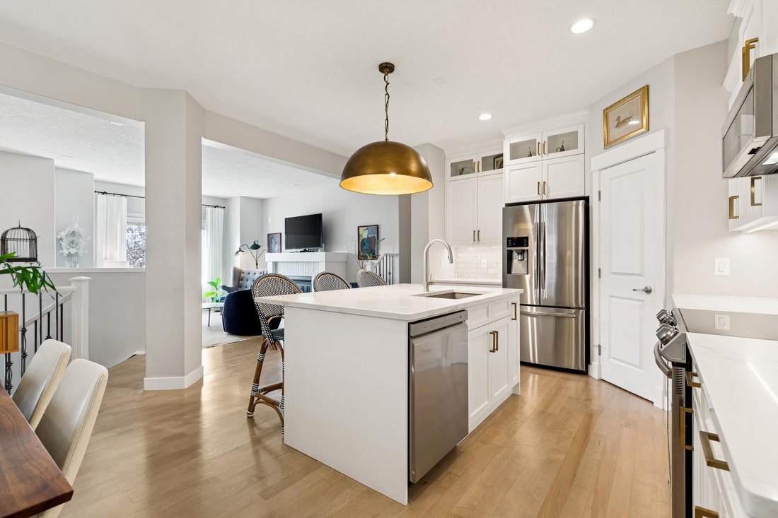 House in Calgary, Alberta, Canada 4 - 18702309