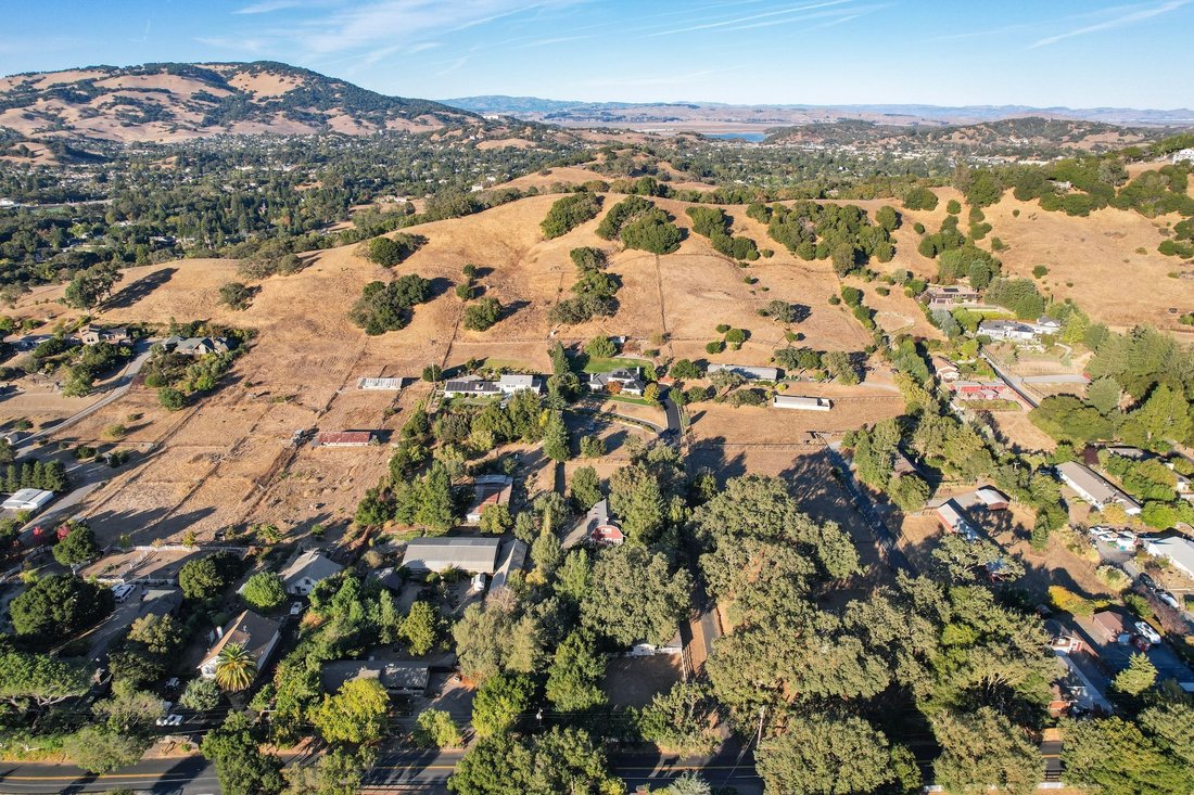 Petaluma, California, United States 1 - 18702410