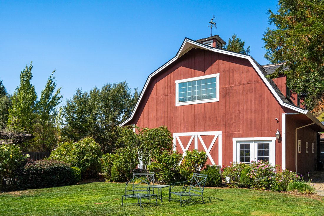 Petaluma, California, United States 2 - 18702410
