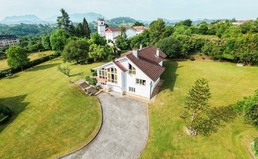 Chalet in Las Campas y San Claudio, Oviedo, Spain 1