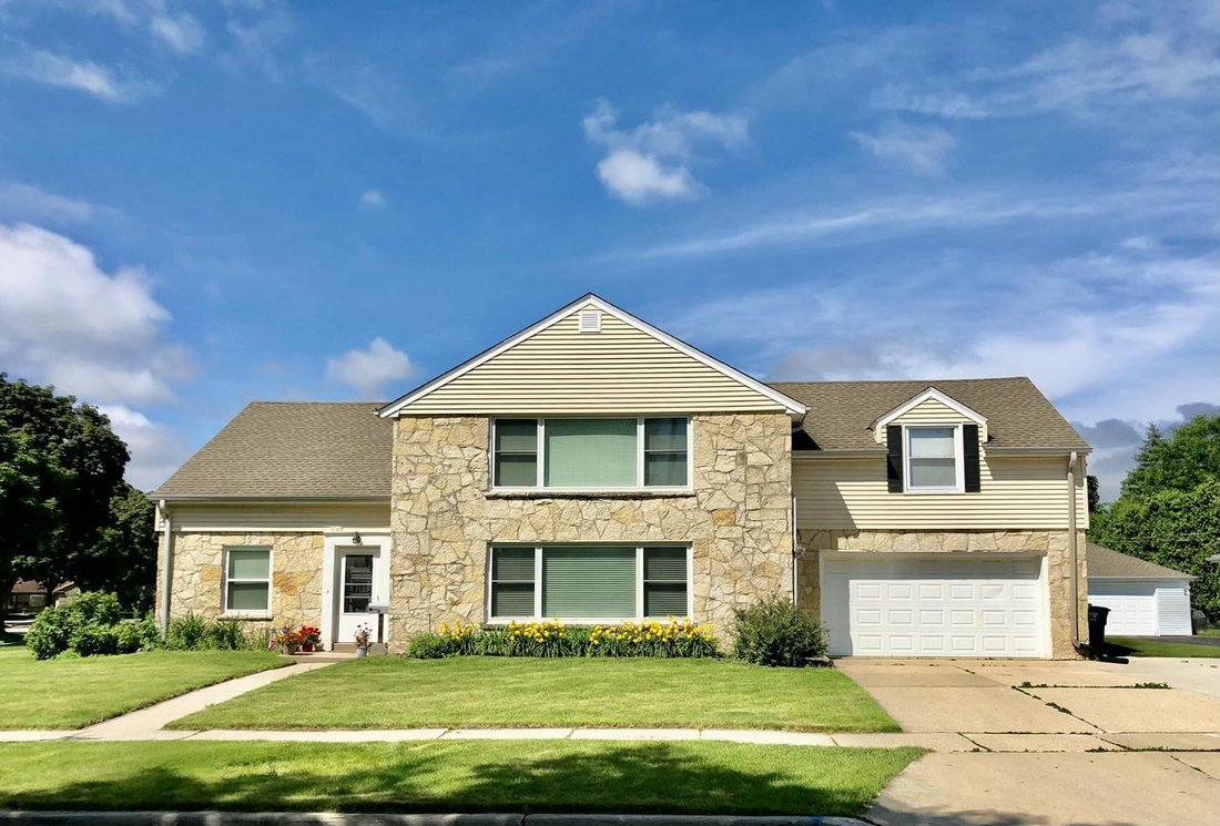Wauwatosa, Wisconsin, United States 1 - 18705432