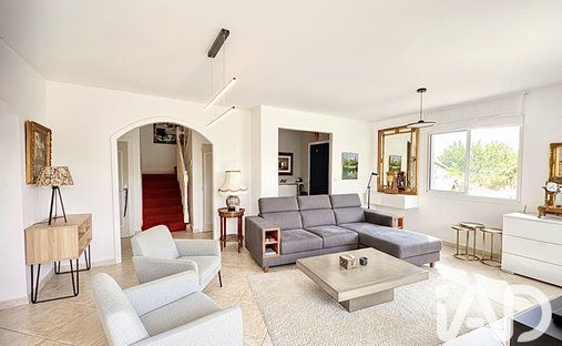 House in Amendeuix-Oneix, Nouvelle-Aquitaine, France 1