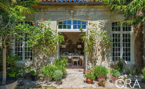 House in Est, Saint-Jean-d'Angély, France 1