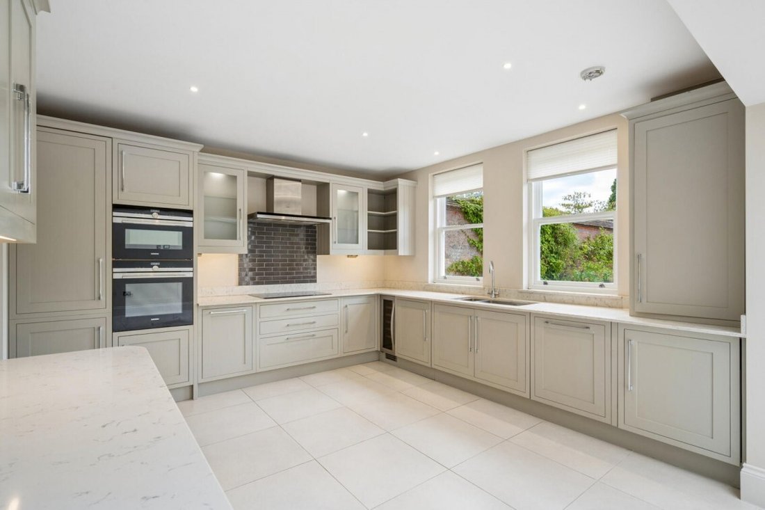 House in White Waltham, England 2 - 18705413
