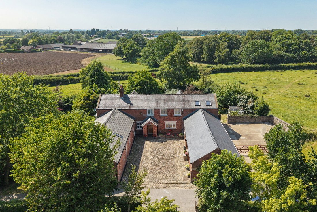 House in Borough of Wyre, England 1 - 18708711