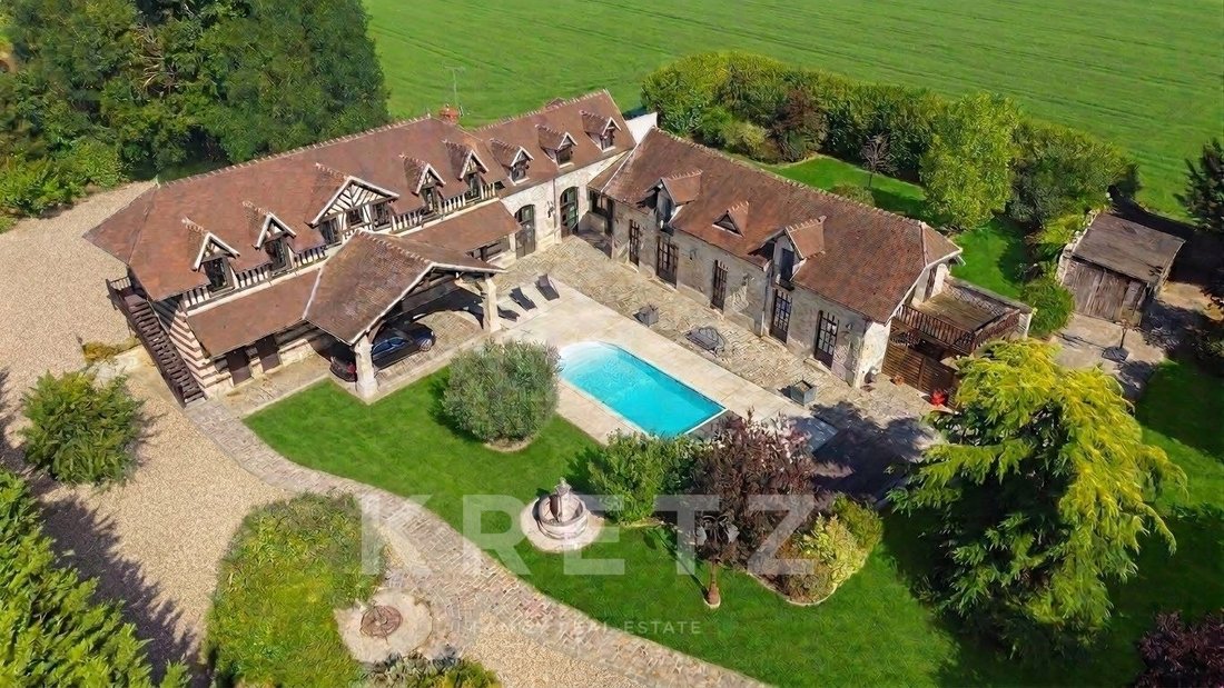 Estate in Senlis, Hauts-de-France, France 1 - 18704637