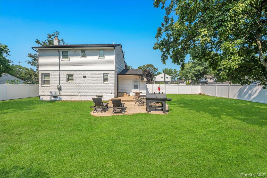 House in Centereach, New York, United States 5 - 18702529