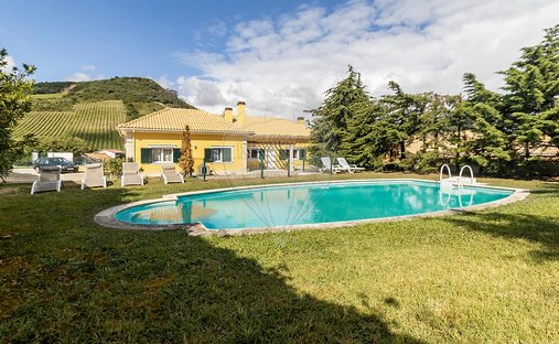 Villa in Santo Quintino, Lisbon, Portugal 1