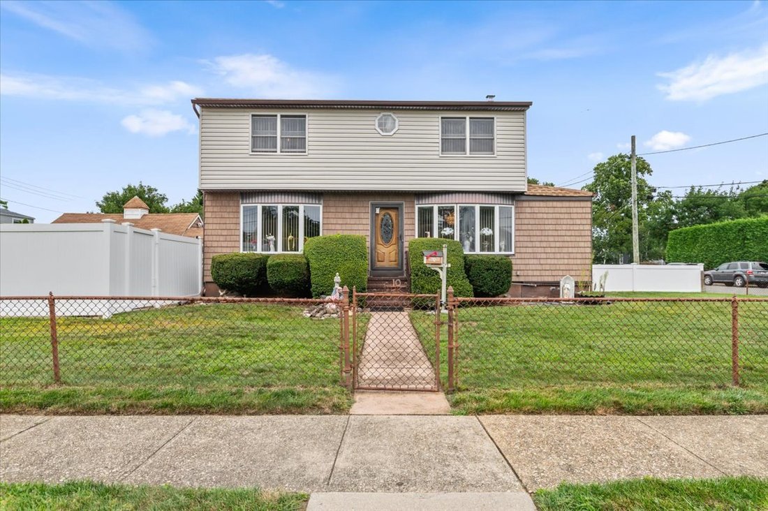 House in Bethpage, New York, United States 1 - 18704428
