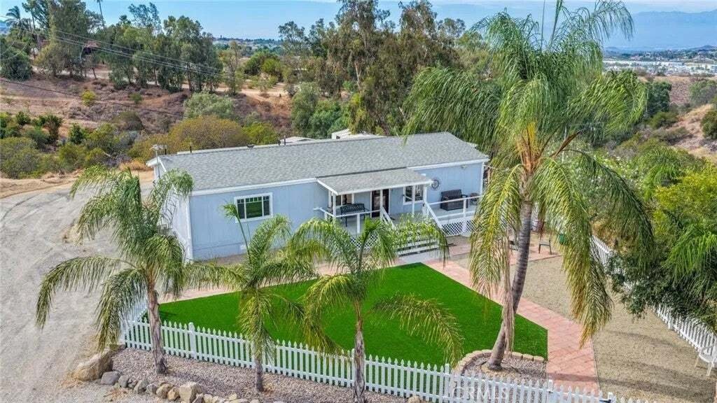 Corona, California, United States 1 - 18705851