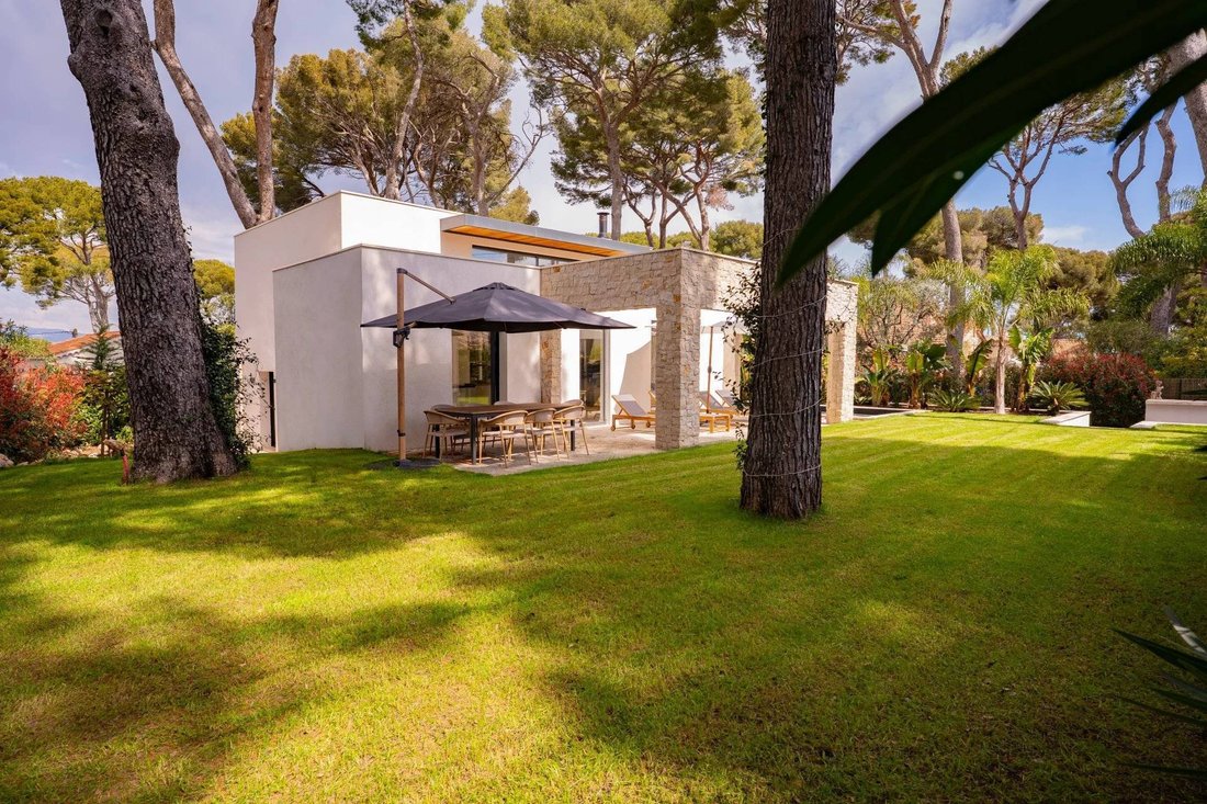 Villa in Antibes, Provence-Alpes-Côte d'Azur, France 1 - 18699041