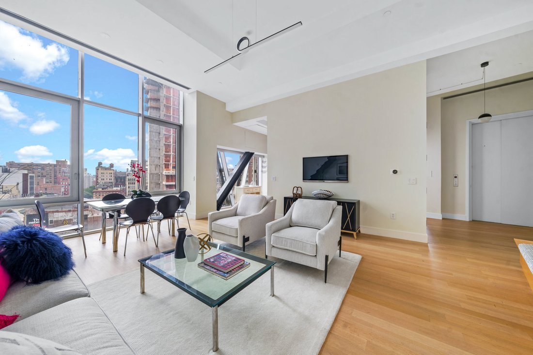 New York, New York, United States 1 - 18707003