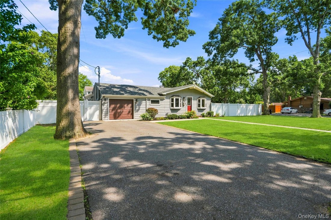 House in West Islip, New York, United States 2 - 18706894