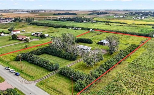 House in Chestermere, Alberta, Canada 1