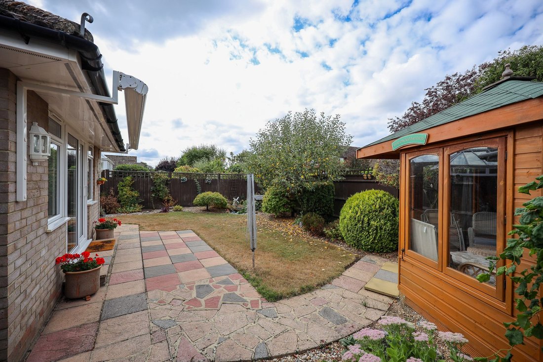 Bungalow in Burgess Hill, England 2 - 18704293