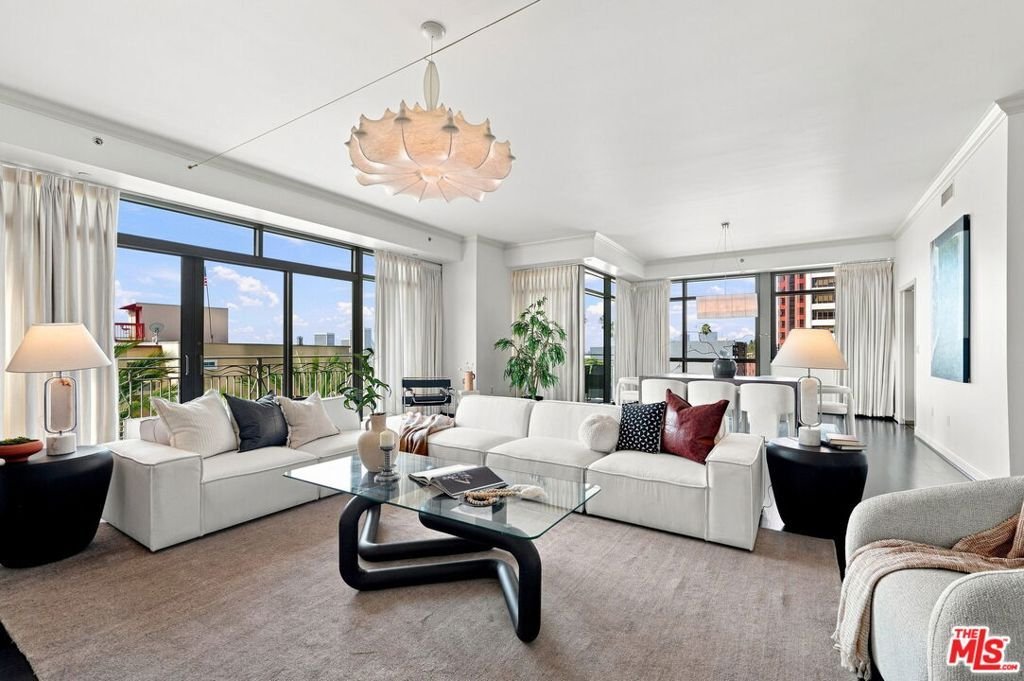 Condo in Los Angeles, California, United States 1 - 18705297