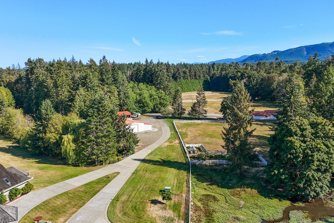House in Fanny Bay, British Columbia, Canada 2 - 18708927