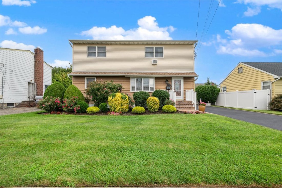 House in Bethpage, New York, United States 1 - 18702716