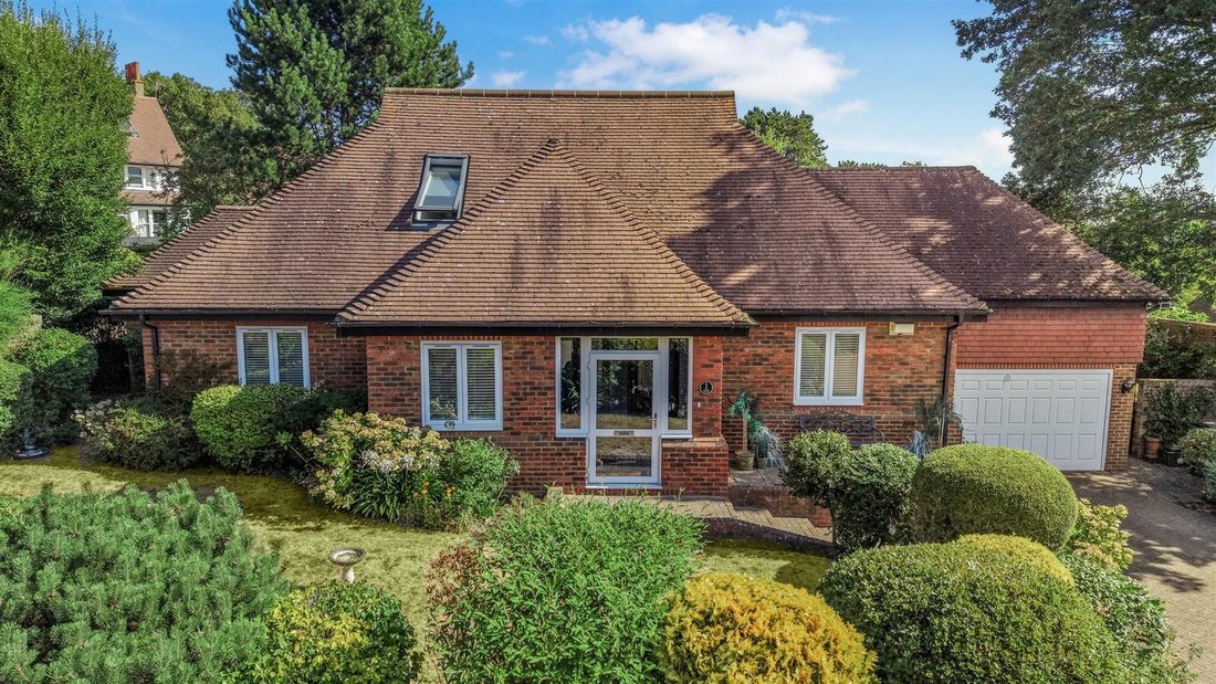 Bungalow in North Looe, Epsom and Ewell, England 2 - 18703101