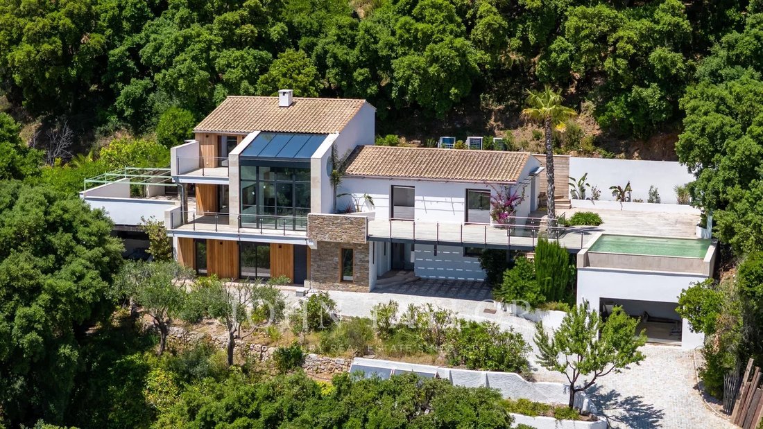 Estate in Nord, Cavalaire-sur-Mer, France 1 - 17719893