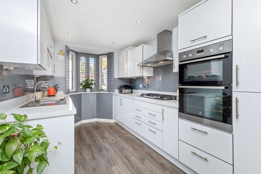 House in Broadbridge Heath, England 3 - 18704112