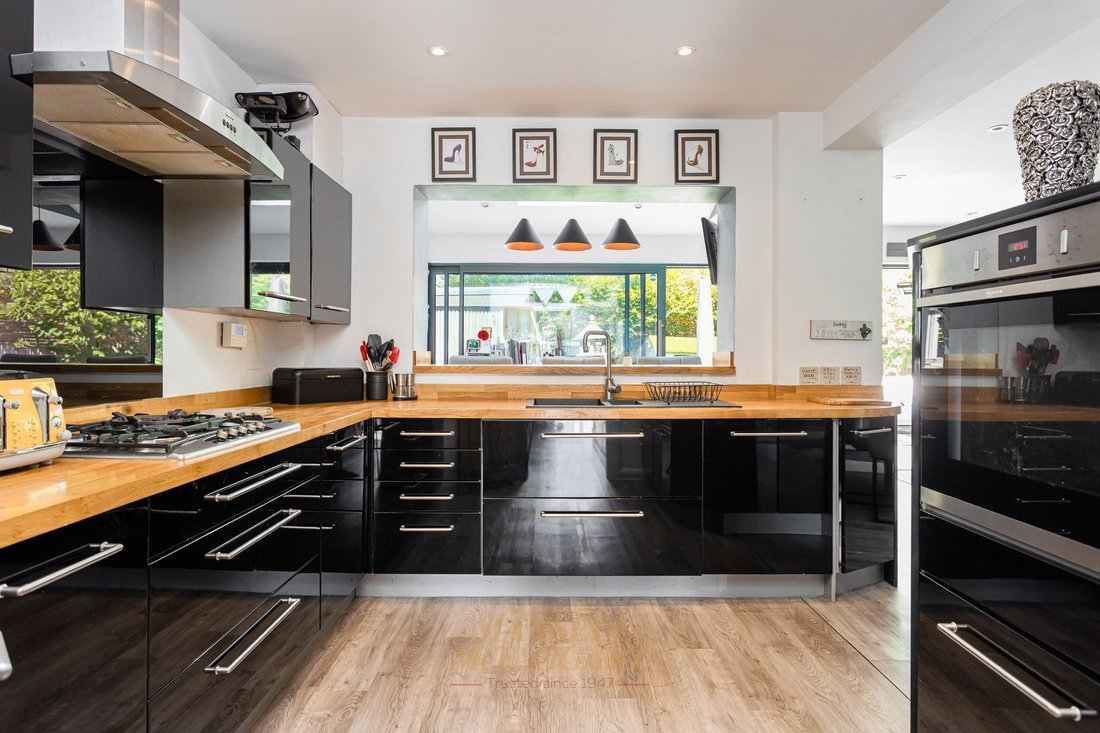 House in Horley, England 2 - 18704288