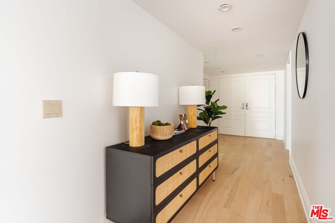 Condo in Los Angeles, California, United States 4 - 18709274
