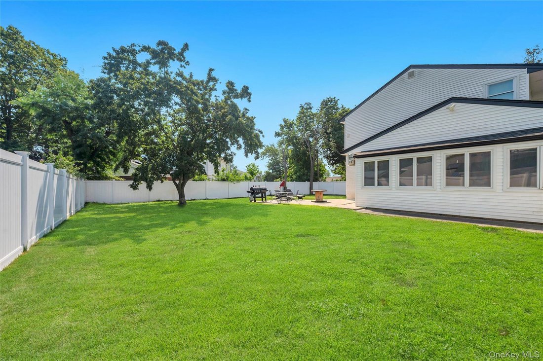 House in Centereach, New York, United States 4 - 18702529