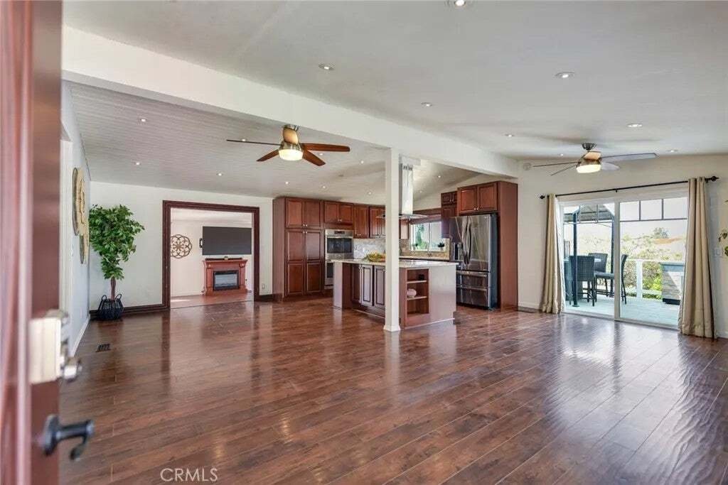 Corona, California, United States 5 - 18705851