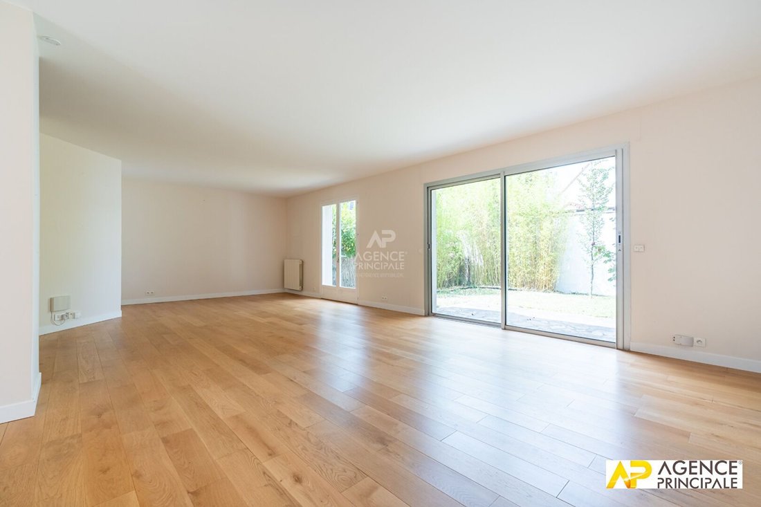 House in Napoleon, Maisons-Laffitte, France 2 - 18707026
