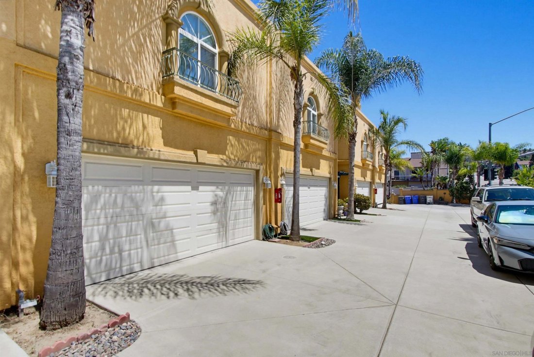 Carlsbad, California, United States 4 - 18705993