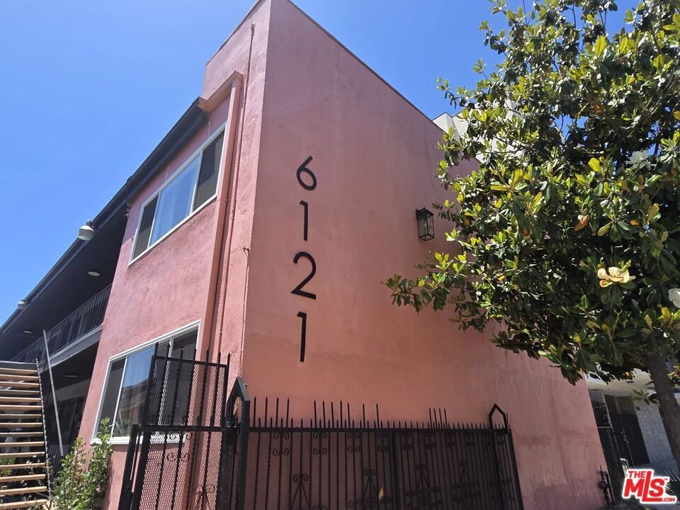 Los Angeles, California, United States 2 - 18705300