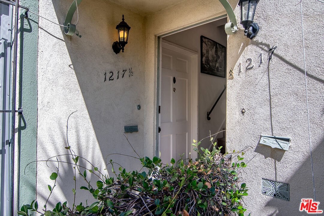 Los Angeles, California, United States 2 - 18706904