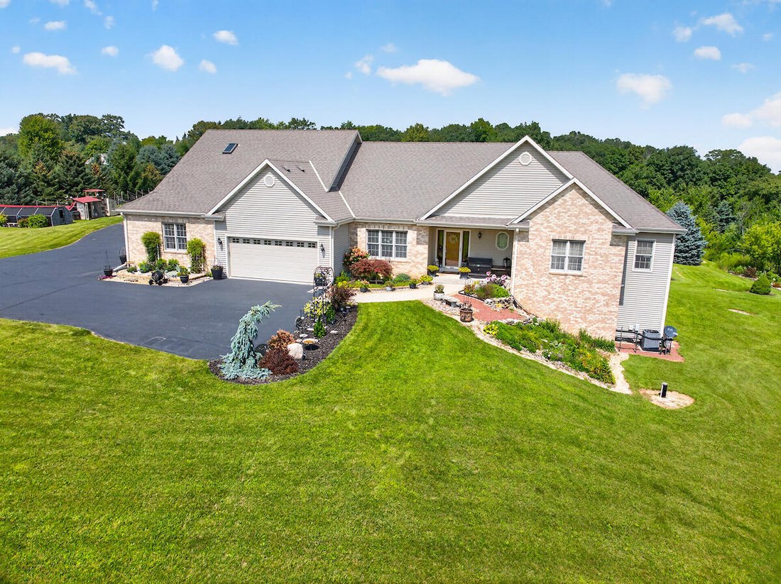 House in Hartford, Wisconsin, United States 3 - 18703569