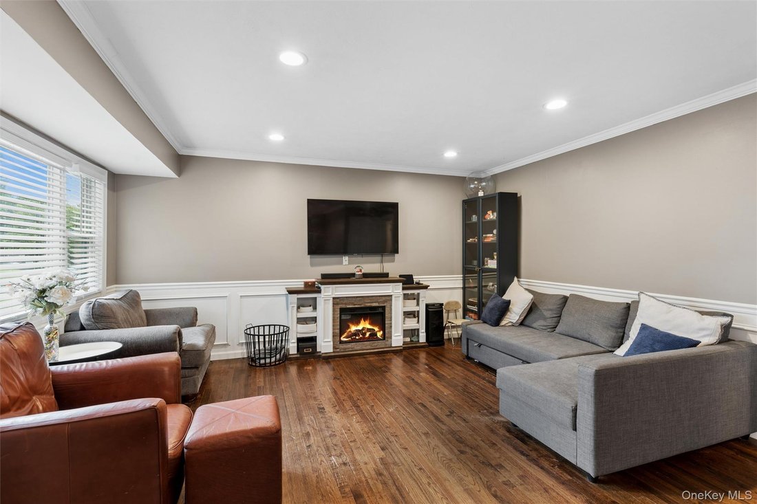 House in Coram, New York, United States 3 - 18706883