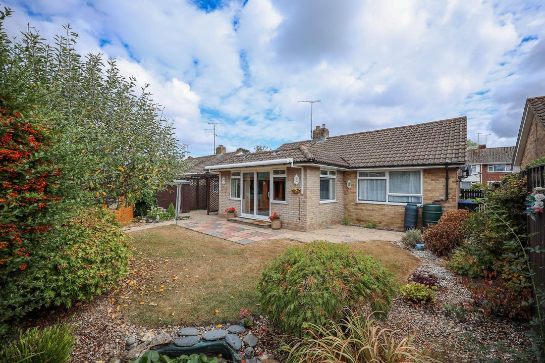 Bungalow in Burgess Hill, England 2 - 18704293
