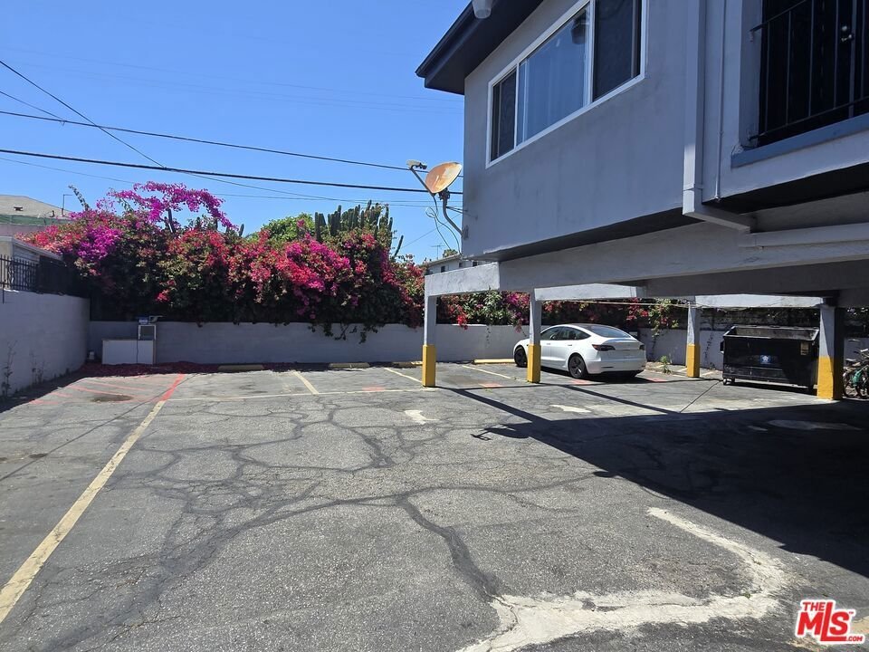 Los Angeles, California, United States 4 - 18705300
