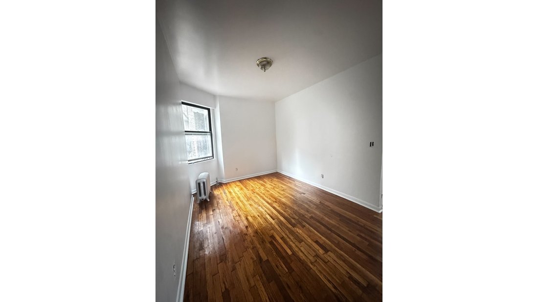 New York, New York, United States 1 - 18706861