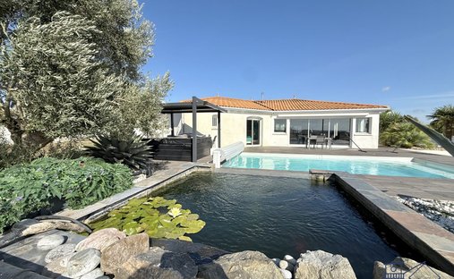 House in Arces, Nouvelle-Aquitaine, France 1