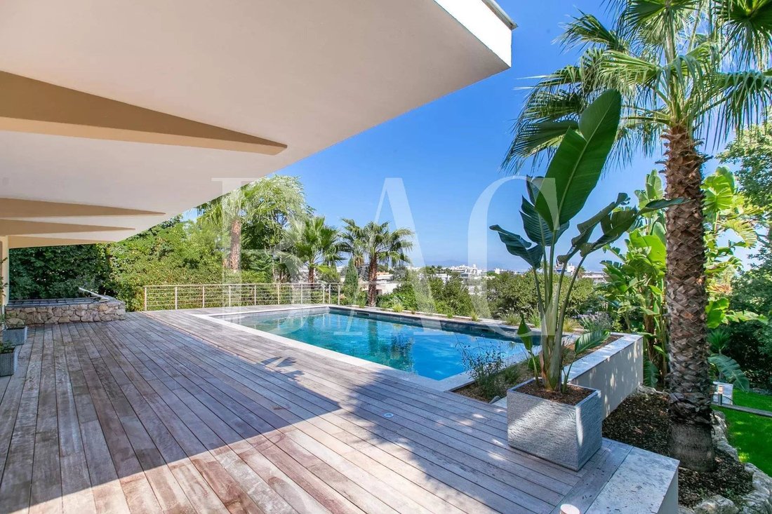 Villa in Antibes, Provence-Alpes-Côte d'Azur, France 1 - 16469761