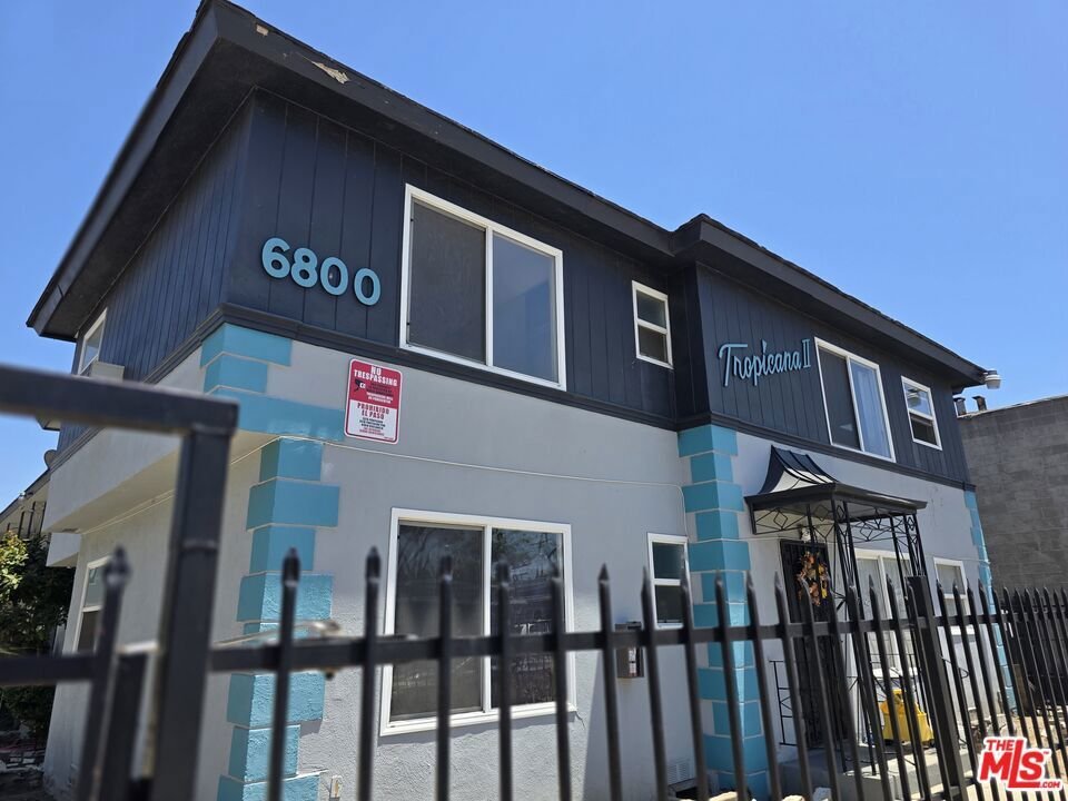 Los Angeles, California, United States 2 - 18705311