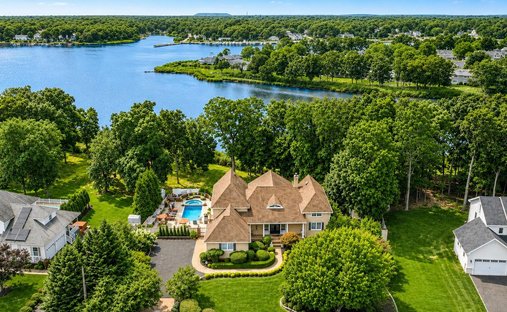 House in Moriches, New York, United States 1