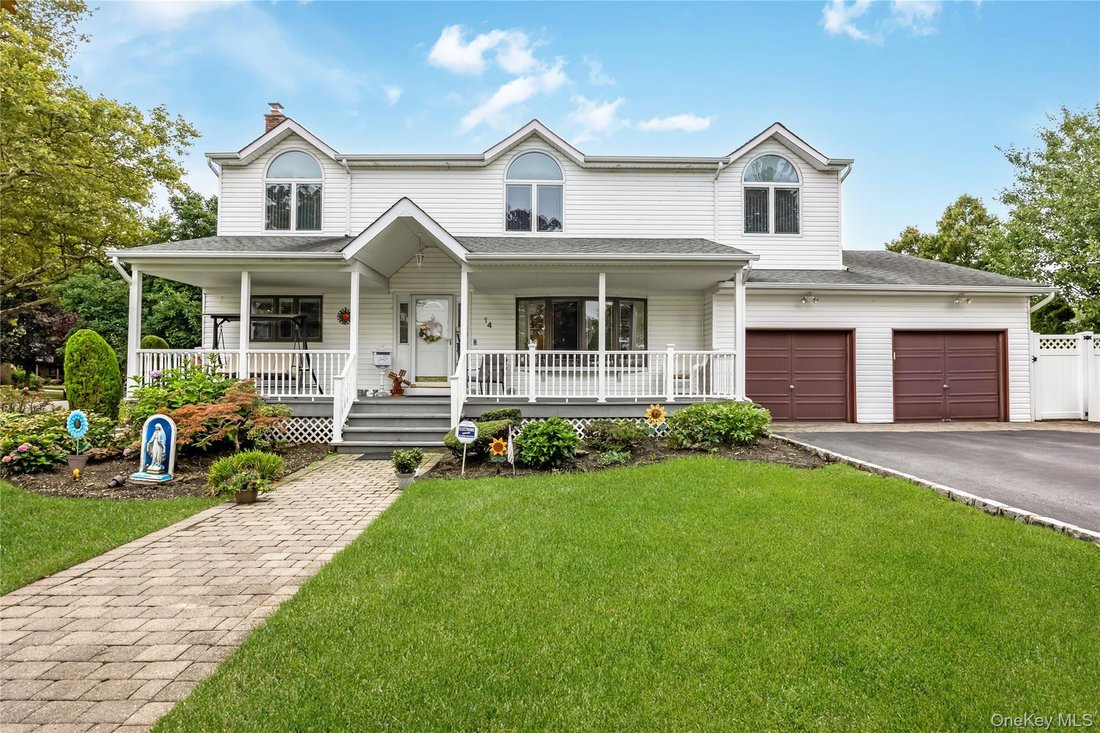 House in West Babylon, New York, United States 1 - 18704866