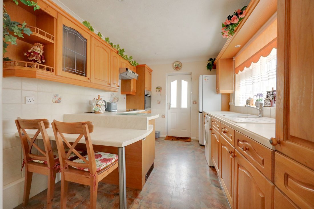 Bungalow in Burgess Hill, England 3 - 18704293