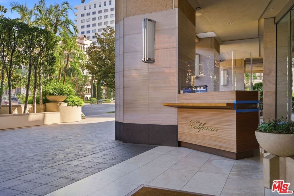 Condo in Los Angeles, California, United States 3 - 18705297