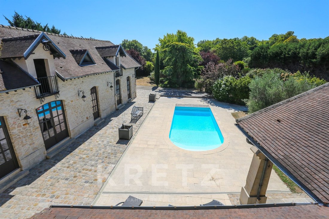 Estate in Senlis, Hauts-de-France, France 3 - 18704637