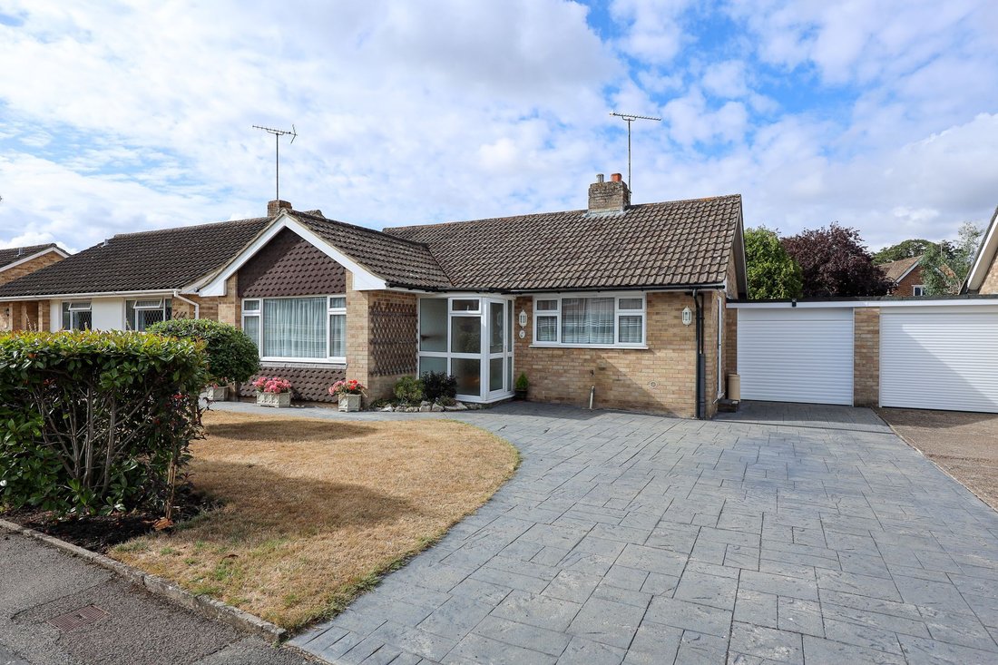 Bungalow in Burgess Hill, England 1 - 18704293